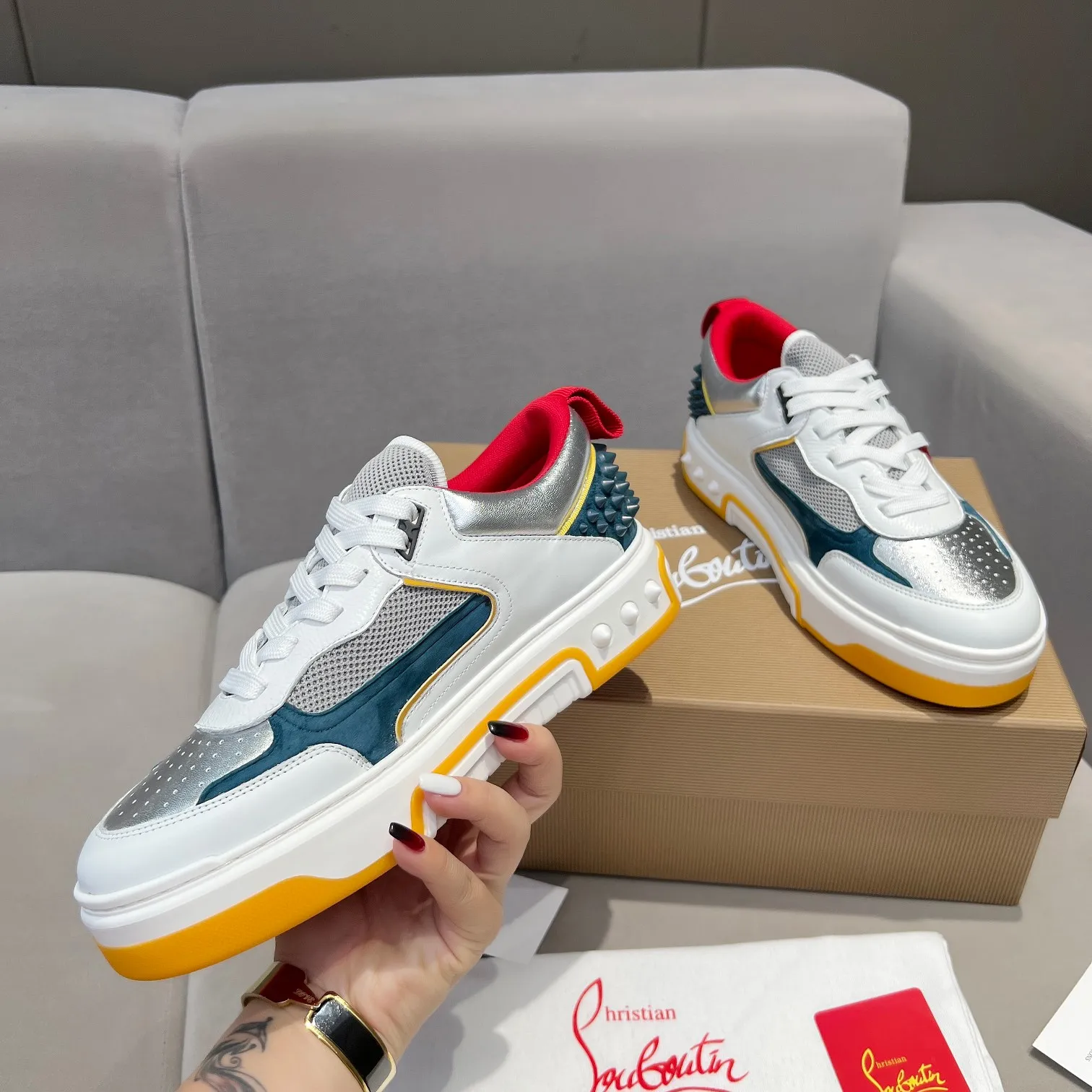 Men's shoes 💰700 🌹🌹🌹̋ Wang Junkai Yang Mi Xu Kai Zhang Jingyi Ding Chengxin Chen Muchi Wang Ziyi Same style Christian Louboutin 2024 [New product] ASTROLOUBI unisex thick-soled sports shoes red-soled shoes perfectly integrate fashion and sports, The fabrics are made of luxurious calfskin, soft suede, smooth satin and laminated leather, and the back is decorated with classic rivets. The interior is blended with a knitted tongue for added durability, breathability and quick-drying comfort. The outsole is made of a combination of EVA foam and imported rubber, and the colorful CL iconic letters on the side of the outsole show the brand's unique style. It is a ceiling-level comfortable skate shoe! ! ! Available in multiple colors, women's sizes 35--40, men's sizes 39--45